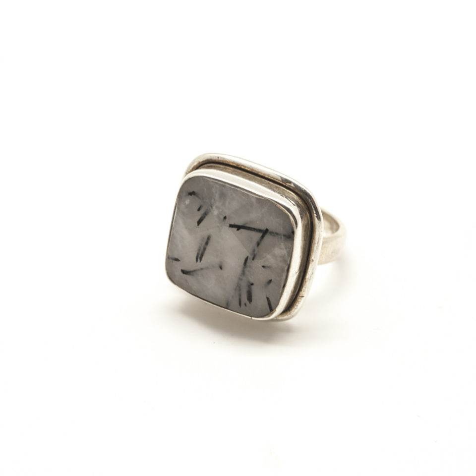bague, cabochon facetté quartz laiteux à inclusion de tourmaline, sur argent