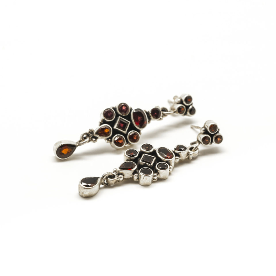 Boucles grenats facettés sur argent