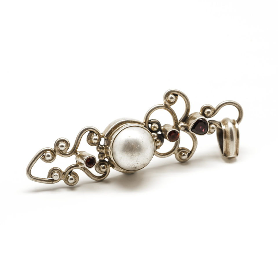 Pendentif cabochon de, perle d'eau douce, grenats facettés, et argent